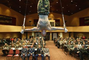 YURI VAN GELDER TURNT VOOR HOGE EUROPESE OFFICIEREN EN OPENT DAARMEE EEN INTERNATIONAAL MILITAIRSPORTCONGRES